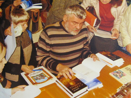 Уладзімір Арлоў падпісвае сваю кніжку музею Уладзімір Арлоў падпісвае сваю кніжку музею