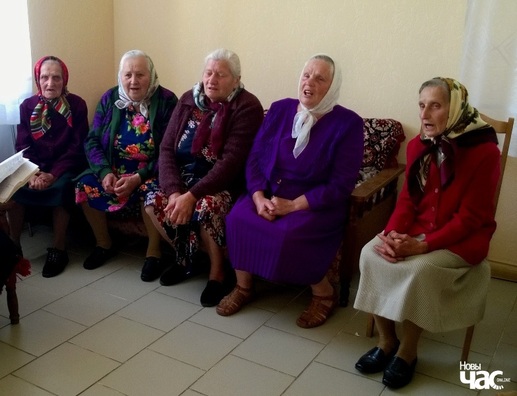 Выканальніцы лірычных песень, «Малёўскі фальклорны гурт» в. Карцэвічы Нясвіжскага раёна Мінскай вобласці. Фота Яніны Грыневіч. Выканальніцы лірычных песень, «Малёўскі фальклорны гурт» в. Карцэвічы Нясвіжскага раёна Мінскай вобласці. Фота Яніны Грыневіч.