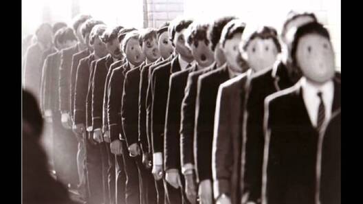 Кадр з кліпа Pink Floyd "The Wall" Кадр з кліпа Pink Floyd "The Wall"