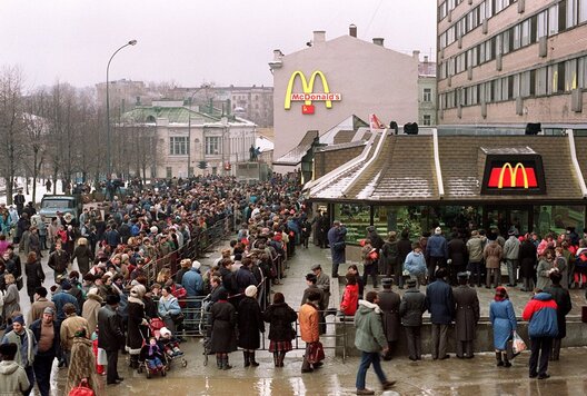 Чарга ў першы ў СССР McDonald's у Маскве ў 1990-м. Фота з newsweek.com Чарга ў першы ў СССР McDonald's у Маскве ў 1990-м. Фота з newsweek.com
