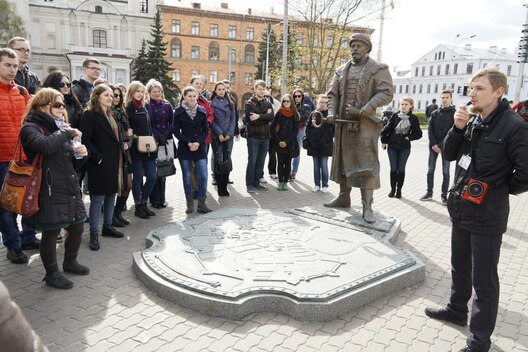 Экскурсія «Міфалогія горада» са Змітром Скварчэўскім (фота Аляксея Лапукі) Экскурсія «Міфалогія горада» са Змітром Скварчэўскім (фота Аляксея Лапукі)