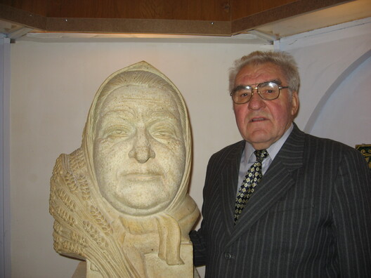 Мікалай Несцярэўскі з бюстам маці Мікалай Несцярэўскі з бюстам маці