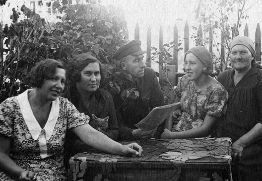 Мікалай Сажыч у сямейным коле, Марыінск, 1936 год