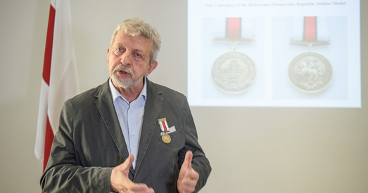 Аляксандра Мілінкевіча ўганаравалі медалём (фотафакт)