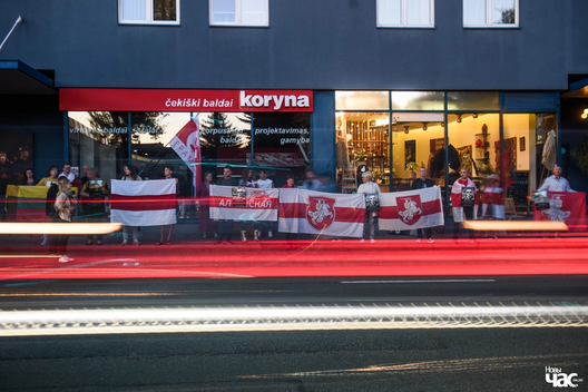 Беларусы насупраць лукашэнкаўскай амбасады ў Вільні. Фота Яўгена Ерчака Беларусы насупраць лукашэнкаўскай амбасады ў Вільні. Фота Яўгена Ерчака