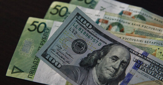 Беларусы папаўняюць рублёвыя ўклады, а валютныя — марнуюць на жыццё