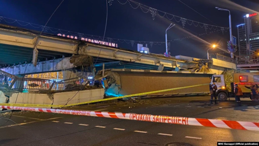 Ноччу на Нямізе абрынулася частка моста. Фота: МНС Беларусі Ноччу на Нямізе абрынулася частка моста. Фота: МНС Беларусі