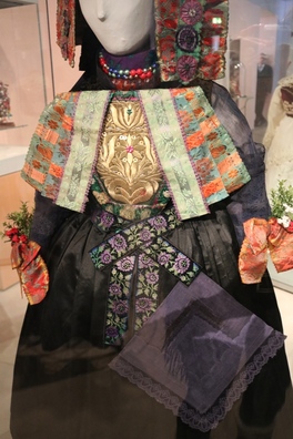 Дэталь традыцыйнага касцюма маладой з Гесэна (Германія), 1-я пал. ХХ ст. Дэталь традыцыйнага касцюма маладой з Гесэна (Германія), 1-я пал. ХХ ст.