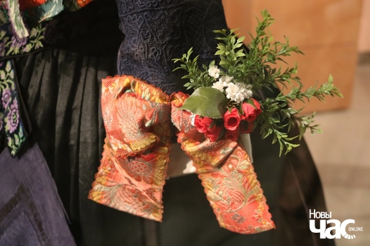 Дэталь традыцыйнага касцюма маладой з Гесэна (Германія), 1-я пал. ХХ ст.: бутаньерка на рукаве Дэталь традыцыйнага касцюма маладой з Гесэна (Германія), 1-я пал. ХХ ст.: бутаньерка на рукаве