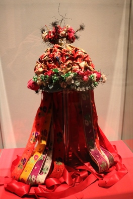 Вясельны галаўны ўбор з Галіцыі (цяп. Украіна і Польшча), каля 1900 г. Вясельны галаўны ўбор з Галіцыі (цяп. Украіна і Польшча), каля 1900 г.