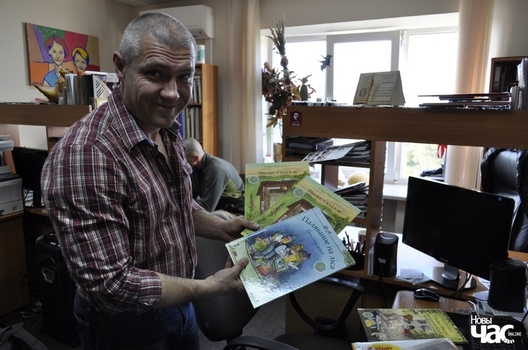 na_pracounym_mescy_razam_z_dzicjaczymi_knizkami_vydavectva___knihazbor___logo_2_1.jpg na_pracounym_mescy_razam_z_dzicjaczymi_knizkami_vydavectva___knihazbor___logo_2_1.jpg