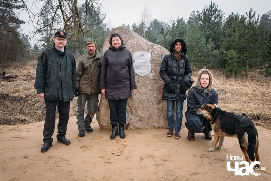 На ўстаноўцы шыльды каля брукаванкі На ўстаноўцы шыльды каля брукаванкі