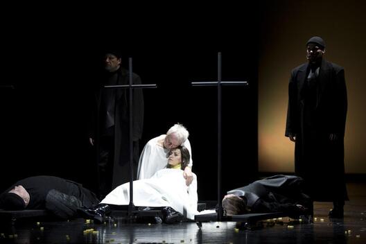 Напрыканцы спектакля мячамі вянчалі крыжы на магілах занінуўшых Напрыканцы спектакля мячамі вянчалі крыжы на магілах занінуўшых