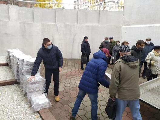Валанцёры разгружаюць прывезены з Масквы наклад газеты. Фота прадастаўлена супрацоўнікамі «Народнай волі» Валанцёры разгружаюць прывезены з Масквы наклад газеты. Фота прадастаўлена супрацоўнікамі «Народнай волі»