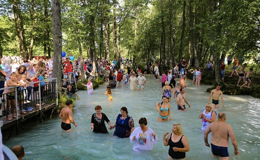 Натоўпы людзей на Блакітнай крыніцы. Фота: Tut.by  Натоўпы людзей на Блакітнай крыніцы. Фота: Tut.by