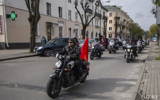 Залдастанаў у Брэсце правёў калегаў толькі да пункту пропуску. Мяжу перасеклі дзевяць матацыклаў у большасці з еўрапейскімі нумарамі, піша Tut.by. Залдастанаў у Брэсце правёў калегаў толькі да пункту пропуску. Мяжу перасеклі дзевяць матацыклаў у большасці з еўрапейскімі нумарамі, піша Tut.by.