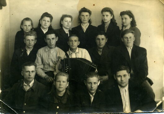 Вера Мачальская сярод моладзі вёскі Новы Двор (верхні шэраг, трэцяя злева) Вера Мачальская сярод моладзі вёскі Новы Двор (верхні шэраг, трэцяя злева)