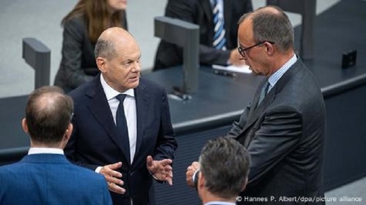 Олаф Шольц (злева) і Фрыдрых Мерц у Бундэстагу, чэрвень 2024 года. Фота: Hannes P. Albert / dpa / picture alliance Олаф Шольц (злева) і Фрыдрых Мерц у Бундэстагу, чэрвень 2024 года. Фота: Hannes P. Albert / dpa / picture alliance