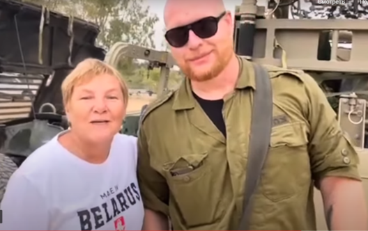 Аляксандра Ханевіч з ізраільскім вайскоўцам. Скрыншот з відэа Аляксандра Ханевіч з ізраільскім вайскоўцам. Скрыншот з відэа