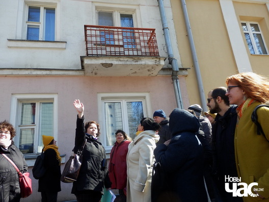 У гэтым доме ўжо ў 1920-х быў вадаправод, і Дайлідовічы хадзілі сюды мыцца да сваіх знаёмых, якія жылі ў кватэры з гэтым балконам. Балкон размяшчаецца насупраць колішняга дому Дайлідовічаў, і з яго гаспадары кватэры махалі ім. У гэтым доме ўжо ў 1920-х быў вадаправод, і Дайлідовічы хадзілі сюды мыцца да сваіх знаёмых, якія жылі ў кватэры з гэтым балконам. Балкон размяшчаецца насупраць колішняга дому Дайлідовічаў, і з яго гаспадары кватэры махалі ім.