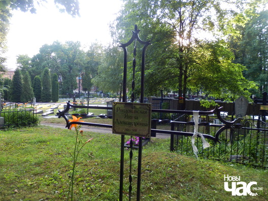Белымі стужкамі валанцёры пазначылі помнікі, якія ўратавалі Белымі стужкамі валанцёры пазначылі помнікі, якія ўратавалі