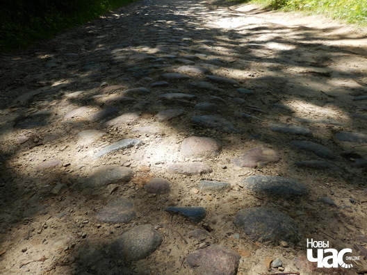 Брукаванку, якую Максім называе "Е-95 свайго часу", моцна пашкодзілі летась, калі праводзілі газ Брукаванку, якую Максім называе "Е-95 свайго часу", моцна пашкодзілі летась, калі праводзілі газ