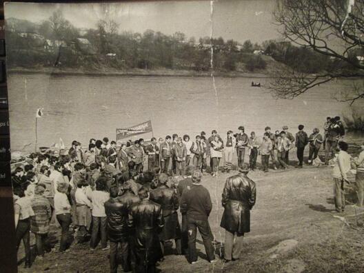 Друя, 29 красавіка 1987 года, старт воднага экалагічнага беларуска-латышскага ралі Дзвіна-Даўгава, супраць пабудовы Даўгаўпілскай ГЭС. З беларускага боку прымалі ўдзел нефармальныя аб’яднанні «Талака» (мінская і гомельская) і Таварыства маладых літаратараў «Тутэйшыя» Друя, 29 красавіка 1987 года, старт воднага экалагічнага беларуска-латышскага ралі Дзвіна-Даўгава, супраць пабудовы Даўгаўпілскай ГЭС. З беларускага боку прымалі ўдзел нефармальныя аб’яднанні «Талака» (мінская і гомельская) і Таварыства маладых літаратараў «Тутэйшыя»