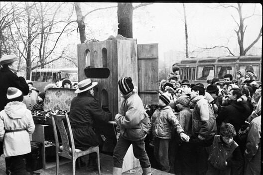 1990 год, Мінск, Курасоўшчына, Сяржук Вітушка, кіраўнік моладзевага аб'яднання «Талака» паказвае батлейку. Фотаздымак Уладзіміра Сапагова (1952-2012) 1990 год, Мінск, Курасоўшчына, Сяржук Вітушка, кіраўнік моладзевага аб'яднання «Талака» паказвае батлейку. Фотаздымак Уладзіміра Сапагова (1952-2012)