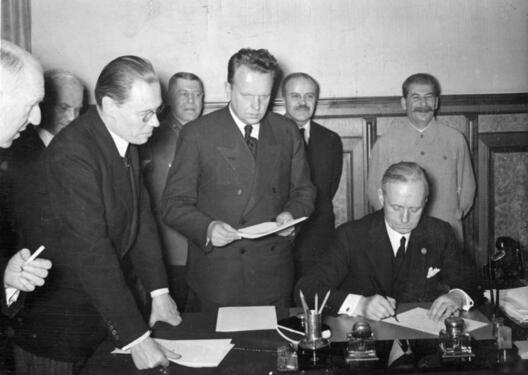 Падпісанне савецка-германскай дамовы 28.09.1939. Крыніца: wikiwand.com Падпісанне савецка-германскай дамовы 28.09.1939. Крыніца: wikiwand.com