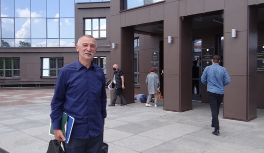 Мікалай Папека перад Домам правасуддзя. На заднім плане ляжыць чалавек пад уздзеяннем нейкіх рэчываў Мікалай Папека перад Домам правасуддзя. На заднім плане ляжыць чалавек пад уздзеяннем нейкіх рэчываў