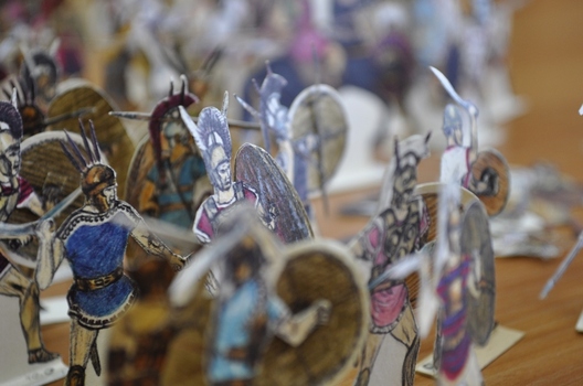 Папяровая армія дакладна прамаляваных салдацікаў часоў Антычнасці, што рабілі Міраслаў Лазоўскі з сябрам у дзяцінстве Папяровая армія дакладна прамаляваных салдацікаў часоў Антычнасці, што рабілі Міраслаў Лазоўскі з сябрам у дзяцінстве