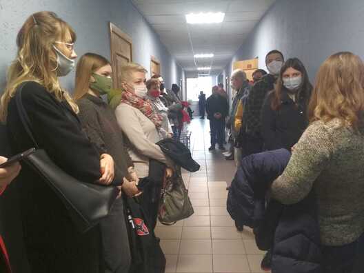 Перад паседжаннем суду Бабруйскага раёну і г. Бабруйску, 4 лістапада. Фота: «Белсат» Перад паседжаннем суду Бабруйскага раёну і г. Бабруйску, 4 лістапада. Фота: «Белсат»