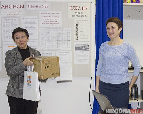 Перадача планшэтаў Старшыні Рады Універсітэта Залатога Веку Ларысе Кіркевіч Перадача планшэтаў Старшыні Рады Універсітэта Залатога Веку Ларысе Кіркевіч