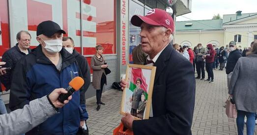 Міліцыя спрабавала разагнаць чаргу жадаючых падпісацца за Ціханоўскую ў Гомелі