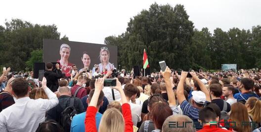 На першую сустрэчу з Ціханоўскай у Мінску прыйшло да 10 тысяч чалавек На першую сустрэчу з Ціханоўскай у Мінску прыйшло да 10 тысяч чалавек