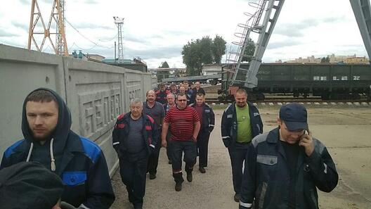 На фота і відэа, размешчаных у тэлеграм-канале "Беларусь галаўнога мозгу", "Нехта" і "Матолькадапамажы", бачна, як сотні людзей разам ідуць на сход, крычаць "Сыходзь" і "Генацыд". Рабочыя чакаюць сустрэчы з кіраўніцтвам і намераныя патрабаваць правядзення новых выбараў. На фота і відэа, размешчаных у тэлеграм-канале "Беларусь галаўнога мозгу", "Нехта" і "Матолькадапамажы", бачна, як сотні людзей разам ідуць на сход, крычаць "Сыходзь" і "Генацыд". Рабочыя чакаюць сустрэчы з кіраўніцтвам і намераныя патрабаваць правядзення новых выбараў.