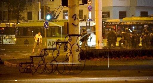 Агенцтва Associated Press апублакавала фатаграфію моманта незадоўга да смерці Аляксандра Тарайкоўскага. Фота Мсціслаў Чарноў / Associated Press Агенцтва Associated Press апублакавала фатаграфію моманта незадоўга да смерці Аляксандра Тарайкоўскага. Фота Мсціслаў Чарноў / Associated Press