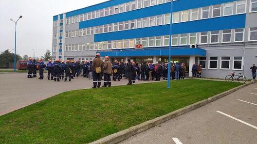 Супрацоўнікі «Гродна Азоту» сёння раніцай. Крыніца фота: tut.by Супрацоўнікі «Гродна Азоту» сёння раніцай. Крыніца фота: tut.by