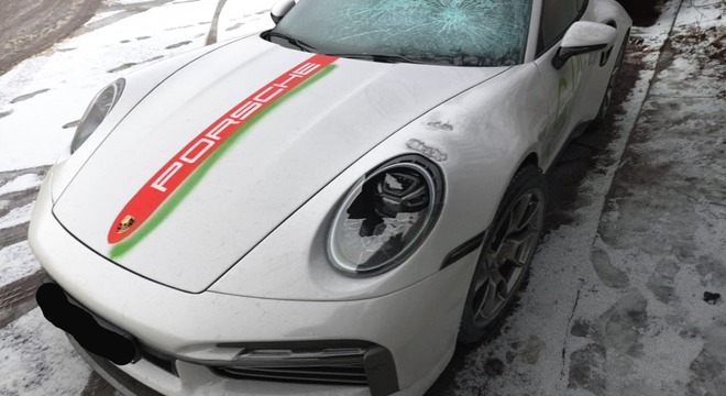 Вандалы спаганілі Porsche, прыняўшы завадскую размалёўку за БЧБ-сцяг Вандалы спаганілі Porsche, прыняўшы завадскую размалёўку за БЧБ-сцяг