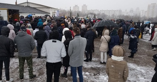 У Мінску зноў маліліся ля пратэстанцкай царквы, з якой высяляюць вернікаў