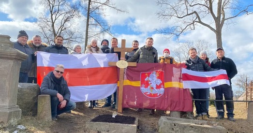 Беларусы ў Вільні паставілі крыж на сімвалічнай магіле Францішка Аляхновіча