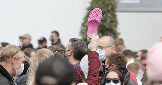 Мінчука асудзілі на 15 сутак за… ружовы тапак з белай паласой