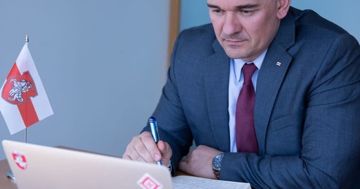 Валер Кавалеўскі сышоў у адстаўку. Што будзе з пашпартам Новай Беларусі?