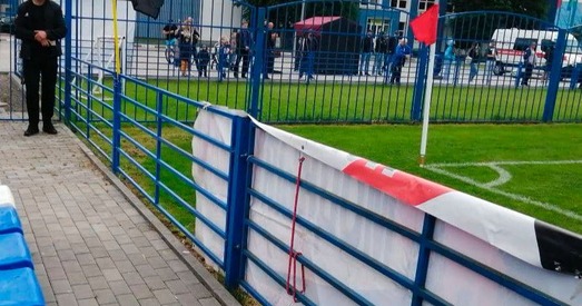 Перад матчам з удзелам «Крумкачоў» затрымліваюць людзей з лічбамі 25