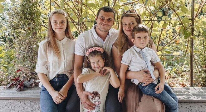 «Дрэнныя дзядзі забралі тату». Як жонка палітвязня адна выхоўвае чатырох дзяцей і вядзе сямейны бізнэс «Дрэнныя дзядзі забралі тату». Як жонка палітвязня адна выхоўвае чатырох дзяцей і вядзе сямейны бізнэс