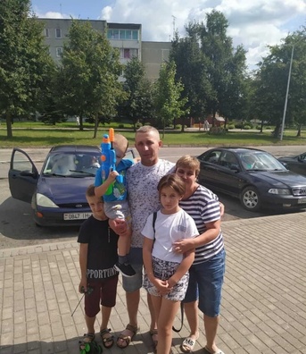 Першае фота Віктара на волі з роднымі Першае фота Віктара на волі з роднымі