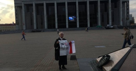 Ніна Багінская выйшла на пікет у цэнтры Мінска з надпісам «Новы час»