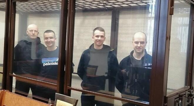 Душылі пакетам, зрэзалі скуру на пятках. Фігурант «справы анархістаў» Дзмітрый Дубоўскі распавёў, як іх катавалі Душылі пакетам, зрэзалі скуру на пятках. Фігурант «справы анархістаў» Дзмітрый Дубоўскі распавёў, як іх катавалі