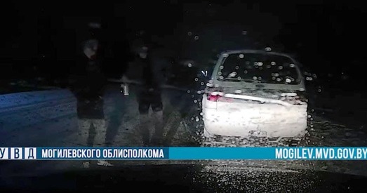 П'яныя пасажыры легкавіка напалі на супрацоўніка ДАІ. Іх будуць судзіць