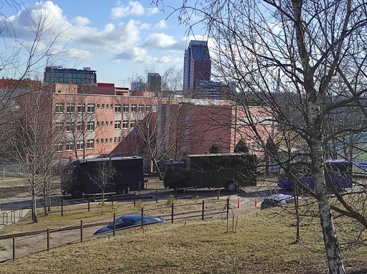 Ілюстрацыйнае фота: аўтазакі ля аднаго з участкаў для галасавання ў Мінску 27 лютага  Ілюстрацыйнае фота: аўтазакі ля аднаго з участкаў для галасавання ў Мінску 27 лютага